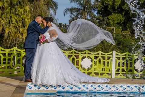 As melhores ideias e inspirações criativas de fotos dos noivos na Chácara Lírio dos Vales - Franco da Rocha'