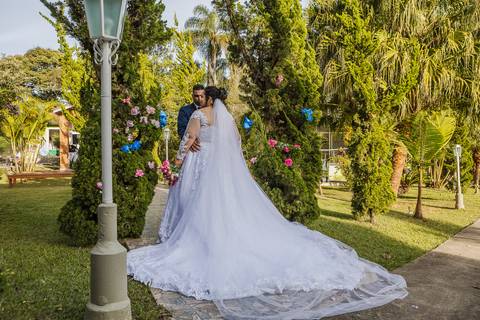 As melhores ideias e inspirações criativas de fotos dos noivos na Chácara Lírio dos Vales - Franco da Rocha'