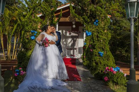 As melhores ideias e inspirações criativas de fotos dos noivos na Chácara Lírio dos Vales - Franco da Rocha'