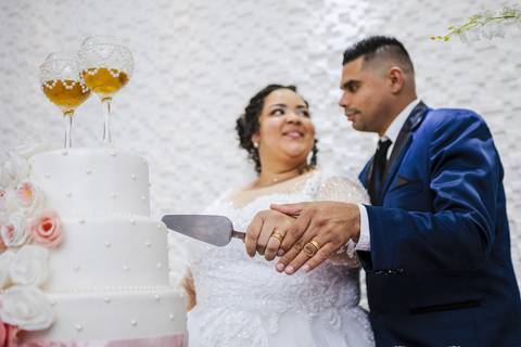 As melhores ideias e inspirações criativas de fotos dos noivos cortando o bolo na Chácara Lírio dos Vales - Franco da Rocha'