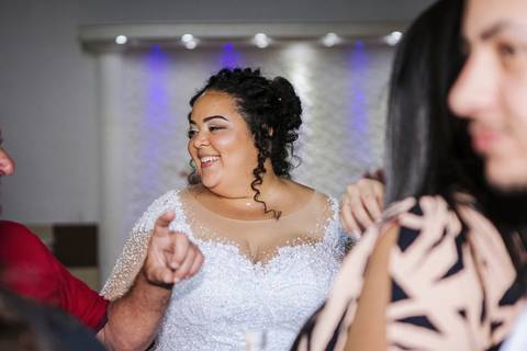 As melhores ideias e inspirações criativas de fotos dos noivos na balada na Chácara Lírio dos Vales - Franco da Rocha'