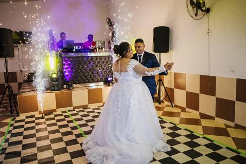 As melhores ideias e inspirações criativas de fotos dos noivos na balada na Chácara Lírio dos Vales - Franco da Rocha'