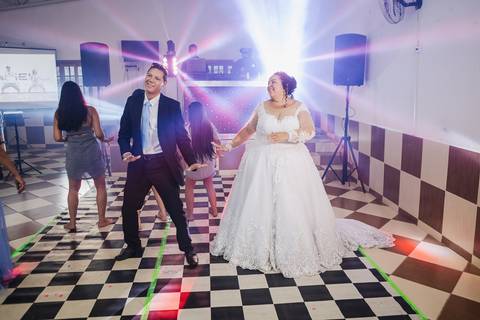 As melhores ideias e inspirações criativas de fotos dos noivos na balada na Chácara Lírio dos Vales - Franco da Rocha'