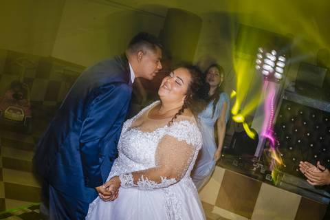 As melhores ideias e inspirações criativas de fotos dos noivos na balada na Chácara Lírio dos Vales - Franco da Rocha'