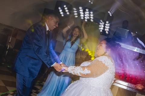 As melhores ideias e inspirações criativas de fotos dos noivos na balada na Chácara Lírio dos Vales - Franco da Rocha'