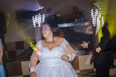 As melhores ideias e inspirações criativas de fotos dos noivos na balada na Chácara Lírio dos Vales - Franco da Rocha'