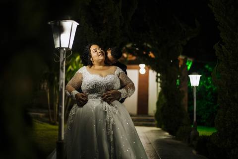 As melhores ideias e inspirações criativas de fotos da noiva na Chácara Lírio dos Vales - Franco da Rocha'