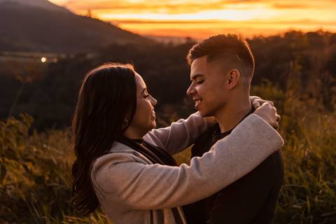 As melhores ideias e inspirações criativas de fotos para ensaio pré wedding no por do sol em São Roque'