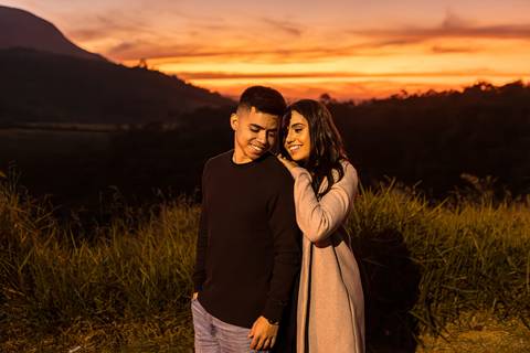 As melhores ideias e inspirações criativas de fotos para ensaio pré wedding no por do sol em São Roque'