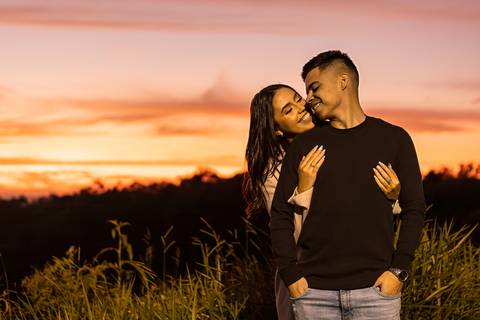 As melhores ideias e inspirações criativas de fotos para ensaio pré wedding no por do sol em São Roque'