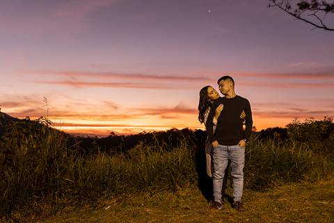 As melhores ideias e inspirações criativas de fotos para ensaio pré wedding no por do sol em São Roque'