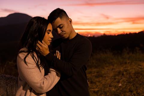 As melhores ideias e inspirações criativas de fotos para ensaio pré wedding no por do sol em São Roque'