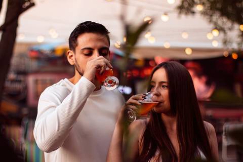 As melhores ideias e inspirações criativas de fotos para ensaio pré wedding na Hamburgueria e Bar Johnny.C - Osasco'