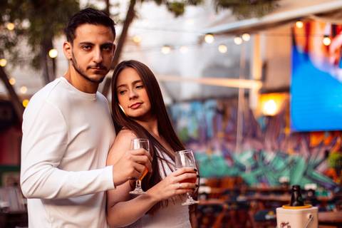 As melhores ideias e inspirações criativas de fotos para ensaio pré wedding na Hamburgueria e Bar Johnny.C - Osasco'
