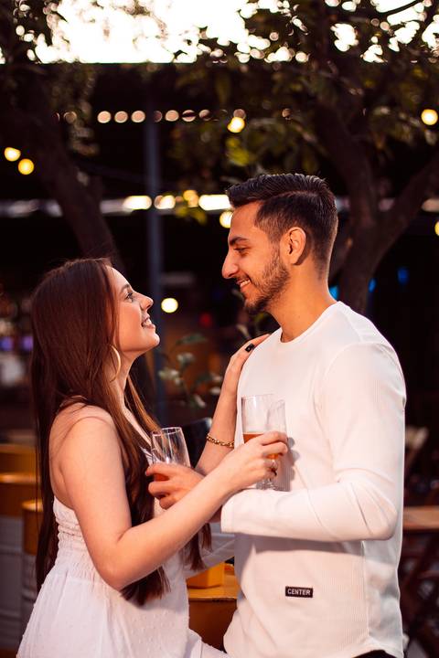 As melhores ideias e inspirações criativas de fotos para ensaio pré wedding na Hamburgueria e Bar Johnny.C - Osasco'