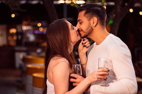 As melhores ideias e inspirações criativas de fotos para ensaio pré wedding na Hamburgueria e Bar Johnny.C - Osasco'