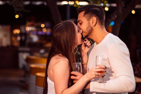 As melhores ideias e inspirações criativas de fotos para ensaio pré wedding na Hamburgueria e Bar Johnny.C - Osasco'