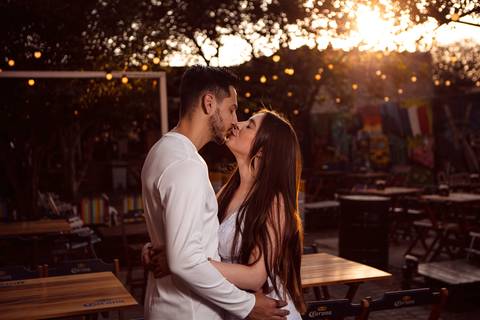 As melhores ideias e inspirações criativas de fotos para ensaio pré wedding na Hamburgueria e Bar Johnny.C - Osasco'