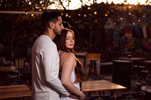 As melhores ideias e inspirações criativas de fotos para ensaio pré wedding na Hamburgueria e Bar Johnny.C - Osasco'