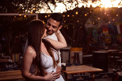 As melhores ideias e inspirações criativas de fotos para ensaio pré wedding na Hamburgueria e Bar Johnny.C - Osasco'