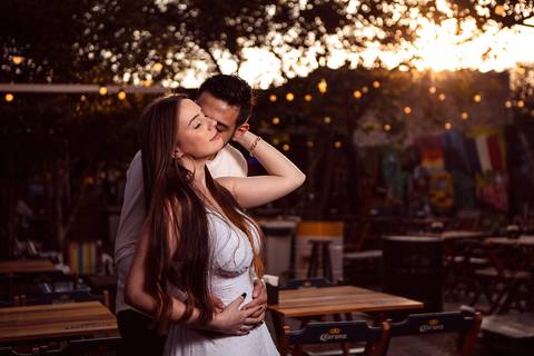 As melhores ideias e inspirações criativas de fotos para ensaio pré wedding na Hamburgueria e Bar Johnny.C - Osasco'