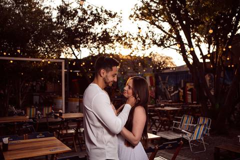 As melhores ideias e inspirações criativas de fotos para ensaio pré wedding na Hamburgueria e Bar Johnny.C - Osasco'