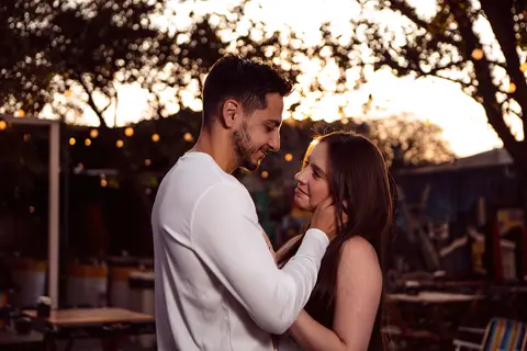 As melhores ideias e inspirações criativas de fotos para ensaio pré wedding na Hamburgueria e Bar Johnny.C - Osasco'