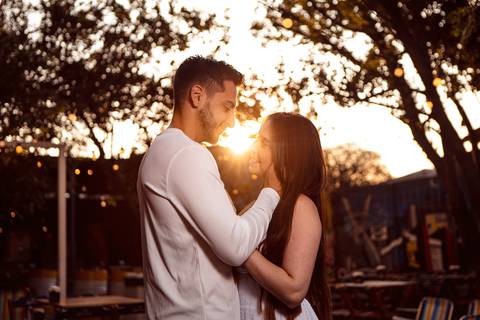 As melhores ideias e inspirações criativas de fotos para ensaio pré wedding na Hamburgueria e Bar Johnny.C - Osasco'