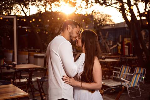 As melhores ideias e inspirações criativas de fotos para ensaio pré wedding na Hamburgueria e Bar Johnny.C - Osasco'