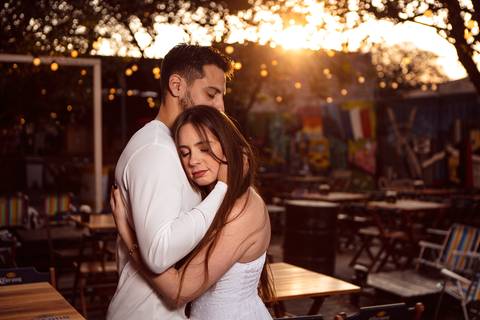As melhores ideias e inspirações criativas de fotos para ensaio pré wedding na Hamburgueria e Bar Johnny.C - Osasco'