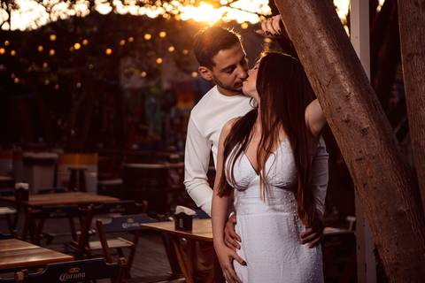 As melhores ideias e inspirações criativas de fotos para ensaio pré wedding na Hamburgueria e Bar Johnny.C - Osasco'