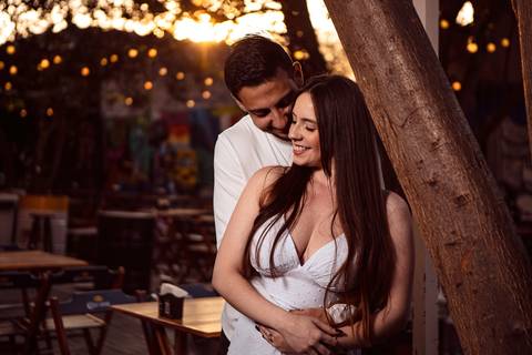 As melhores ideias e inspirações criativas de fotos para ensaio pré wedding na Hamburgueria e Bar Johnny.C - Osasco'