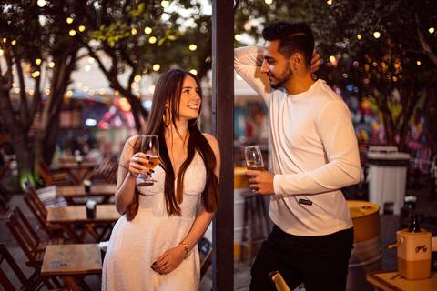 As melhores ideias e inspirações criativas de fotos para ensaio pré wedding na Hamburgueria e Bar Johnny.C - Osasco'