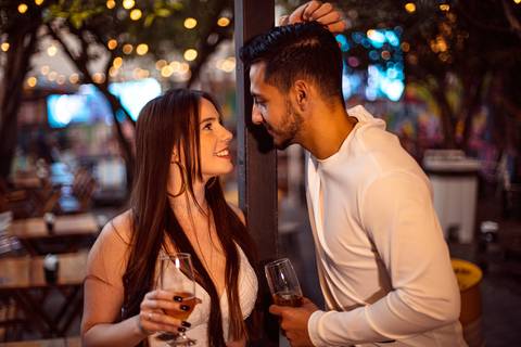 As melhores ideias e inspirações criativas de fotos para ensaio pré wedding na Hamburgueria e Bar Johnny.C - Osasco'