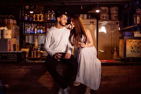 As melhores ideias e inspirações criativas de fotos para ensaio pré wedding na Hamburgueria e Bar Johnny.C - Osasco'