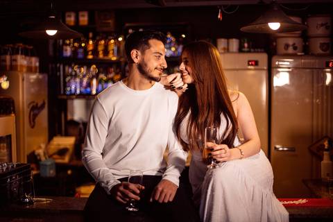 As melhores ideias e inspirações criativas de fotos para ensaio pré wedding na Hamburgueria e Bar Johnny.C - Osasco'