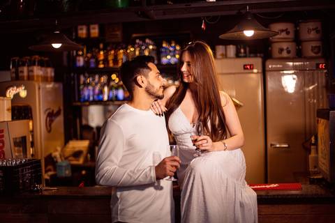 As melhores ideias e inspirações criativas de fotos para ensaio pré wedding na Hamburgueria e Bar Johnny.C - Osasco'