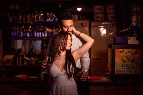 As melhores ideias e inspirações criativas de fotos para ensaio pré wedding na Hamburgueria e Bar Johnny.C - Osasco'