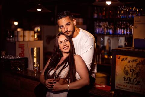 As melhores ideias e inspirações criativas de fotos para ensaio pré wedding na Hamburgueria e Bar Johnny.C - Osasco'