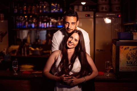 As melhores ideias e inspirações criativas de fotos para ensaio pré wedding na Hamburgueria e Bar Johnny.C - Osasco'