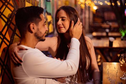 As melhores ideias e inspirações criativas de fotos para ensaio pré wedding na Hamburgueria e Bar Johnny.C - Osasco'