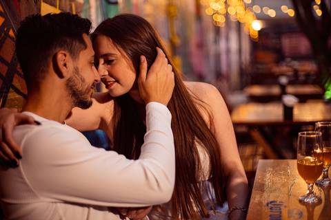 As melhores ideias e inspirações criativas de fotos para ensaio pré wedding na Hamburgueria e Bar Johnny.C - Osasco'