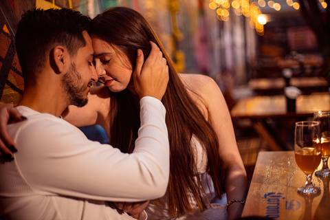 As melhores ideias e inspirações criativas de fotos para ensaio pré wedding na Hamburgueria e Bar Johnny.C - Osasco'