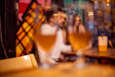 As melhores ideias e inspirações criativas de fotos para ensaio pré wedding na Hamburgueria e Bar Johnny.C - Osasco'