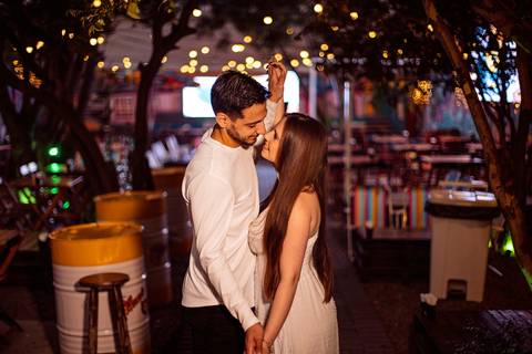 As melhores ideias e inspirações criativas de fotos para ensaio pré wedding na Hamburgueria e Bar Johnny.C - Osasco'