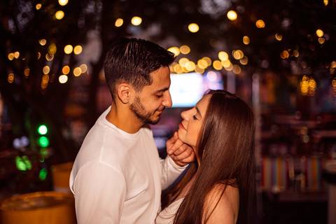 As melhores ideias e inspirações criativas de fotos para ensaio pré wedding na Hamburgueria e Bar Johnny.C - Osasco'