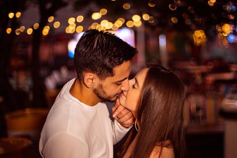 As melhores ideias e inspirações criativas de fotos para ensaio pré wedding na Hamburgueria e Bar Johnny.C - Osasco'