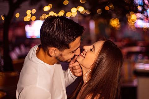 As melhores ideias e inspirações criativas de fotos para ensaio pré wedding na Hamburgueria e Bar Johnny.C - Osasco'