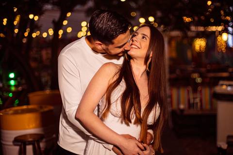 As melhores ideias e inspirações criativas de fotos para ensaio pré wedding na Hamburgueria e Bar Johnny.C - Osasco'