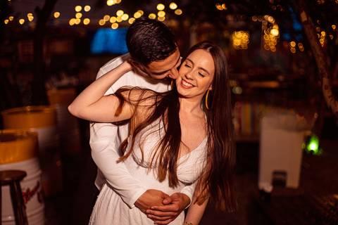 As melhores ideias e inspirações criativas de fotos para ensaio pré wedding na Hamburgueria e Bar Johnny.C - Osasco'